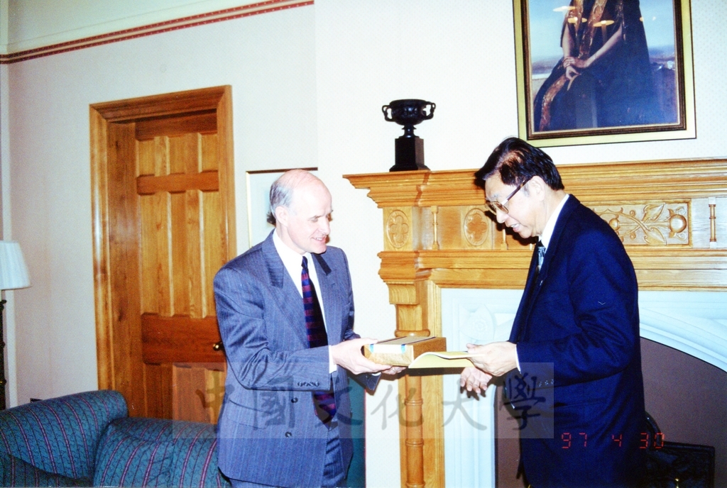 1997年4月29日及30日董事長張鏡湖帶領校長林彩梅、學務長高輝、俄研所所長明驥及國際學術合作組組長孫德宜拜會英國里茲大學並簽訂姐妹校的圖檔，第23張，共28張