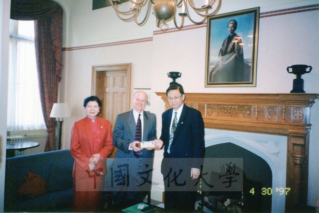 1997年4月29日及30日董事長張鏡湖帶領校長林彩梅、學務長高輝、俄研所所長明驥及國際學術合作組組長孫德宜拜會英國里茲大學並簽訂姐妹校的圖檔，第25張，共28張