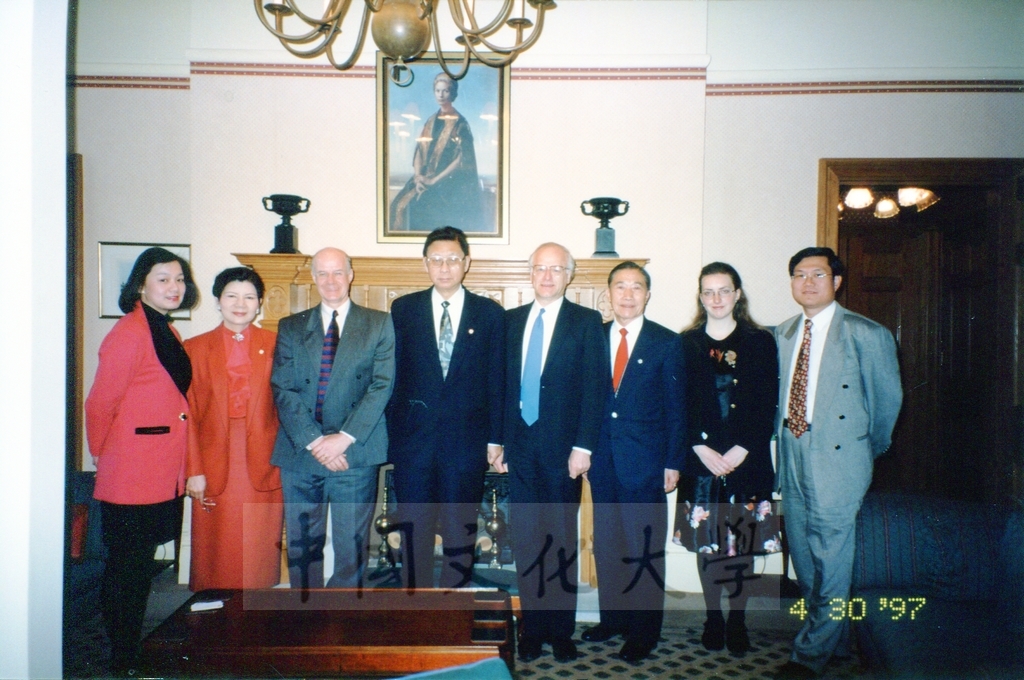 1997年4月29日及30日董事長張鏡湖帶領校長林彩梅、學務長高輝、俄研所所長明驥及國際學術合作組組長孫德宜拜會英國里茲大學並簽訂姐妹校的圖檔，第26張，共28張