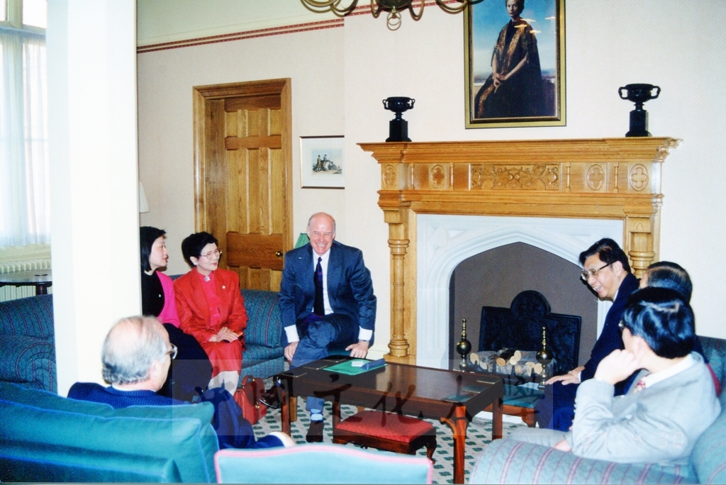 1997年4月29日及30日董事長張鏡湖帶領校長林彩梅、學務長高輝、俄研所所長明驥及國際學術合作組組長孫德宜拜會英國里茲大學並簽訂姐妹校的圖檔，第27張，共28張