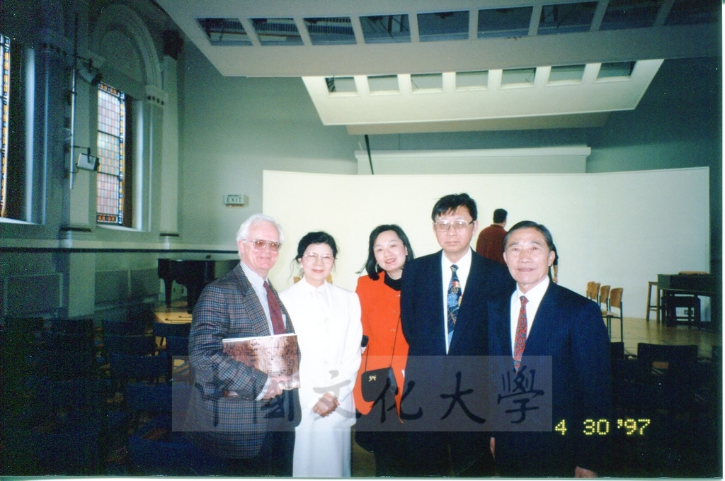 1997年4月29日及30日董事長張鏡湖帶領校長林彩梅、學務長高輝、俄研所所長明驥及國際學術合作組組長孫德宜拜會英國里茲大學並簽訂姐妹校的圖檔，第28張，共28張