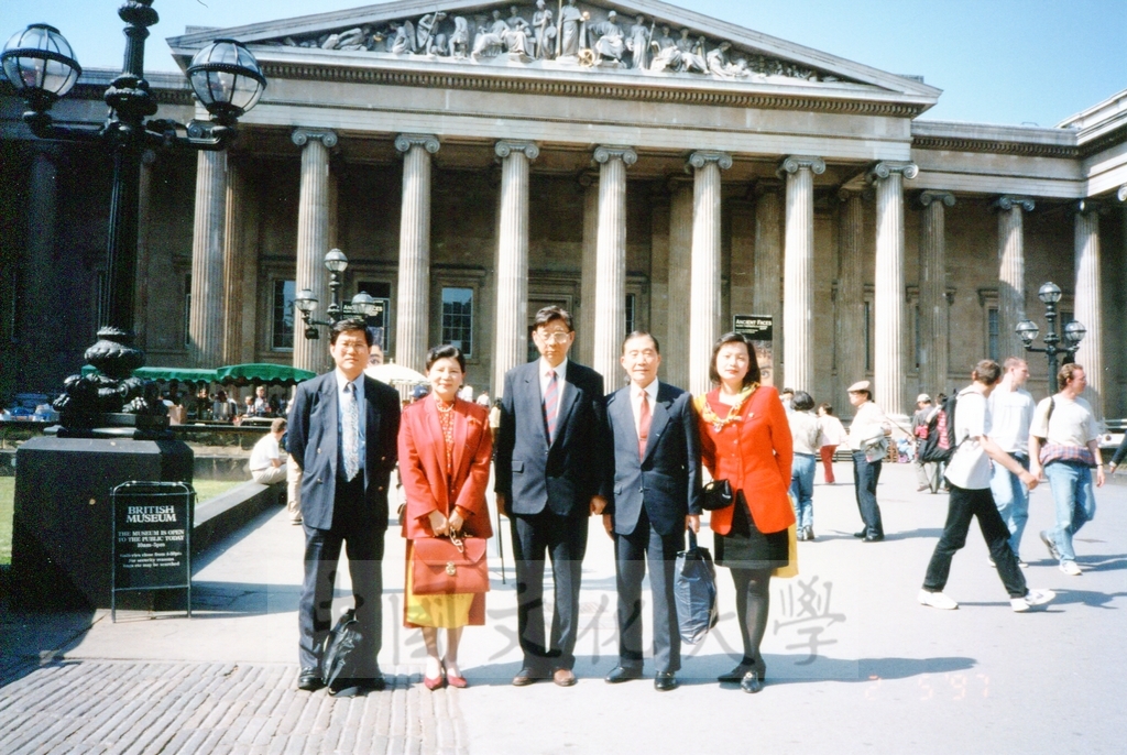 1997年5月2日董事長張鏡湖帶領校長林彩梅、學務長高輝、俄研所所長明驥及國際學術合作組組長孫德宜拜會我國駐英代表簡又新博士的圖檔，第5張，共7張