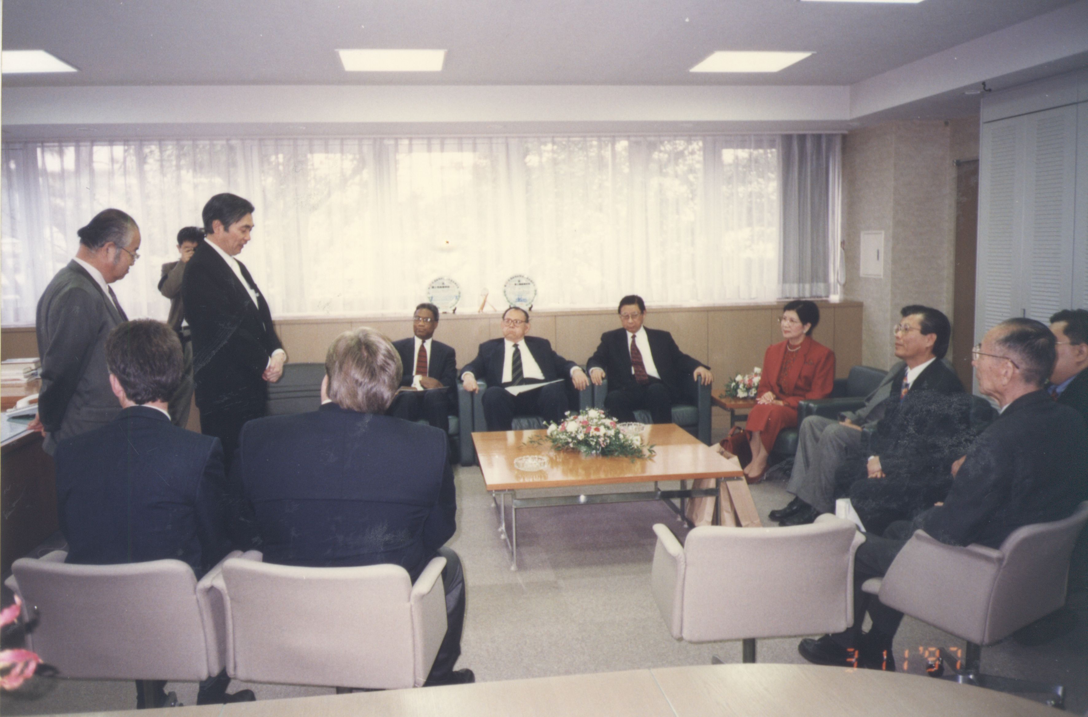 1997年11月3日董事長張鏡湖帶領校長林彩梅、教授宋越倫、總務長唐彥博、日文系主任徐興慶參加國士館大學80週年校慶活動的圖檔，第1張，共17張