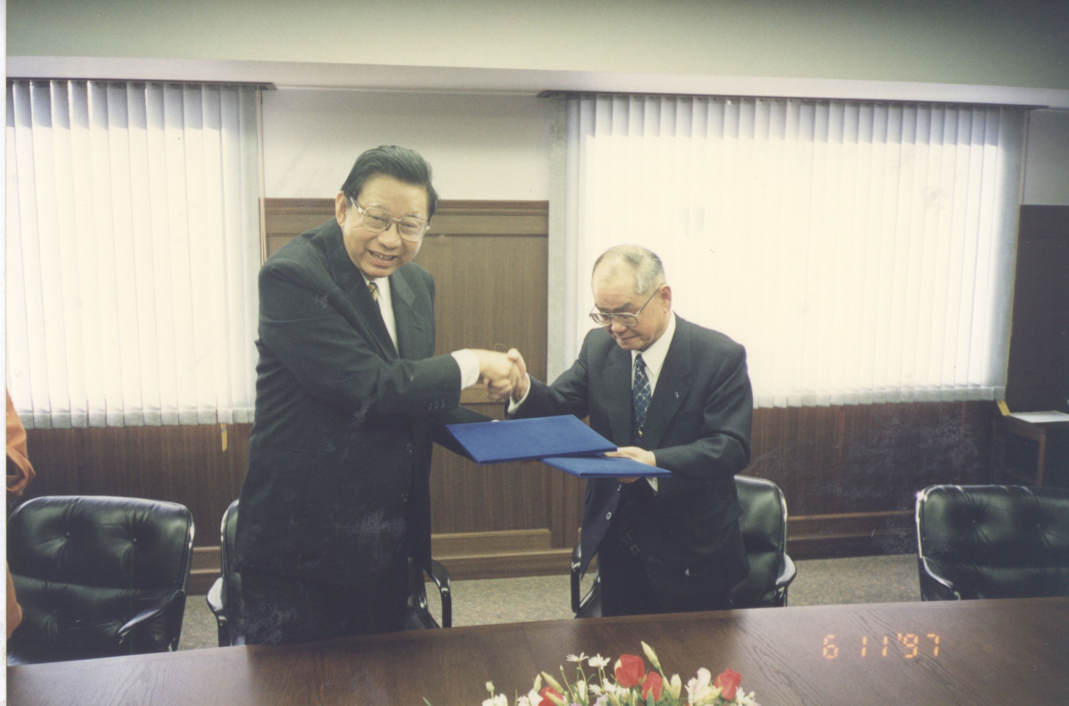 1997年11月5日至6日董事長張鏡湖帶領校長林彩梅、教授宋越倫、總務長唐彥博、日文系主任徐興慶訪問大阪經濟法科大學的圖檔，第4張，共6張