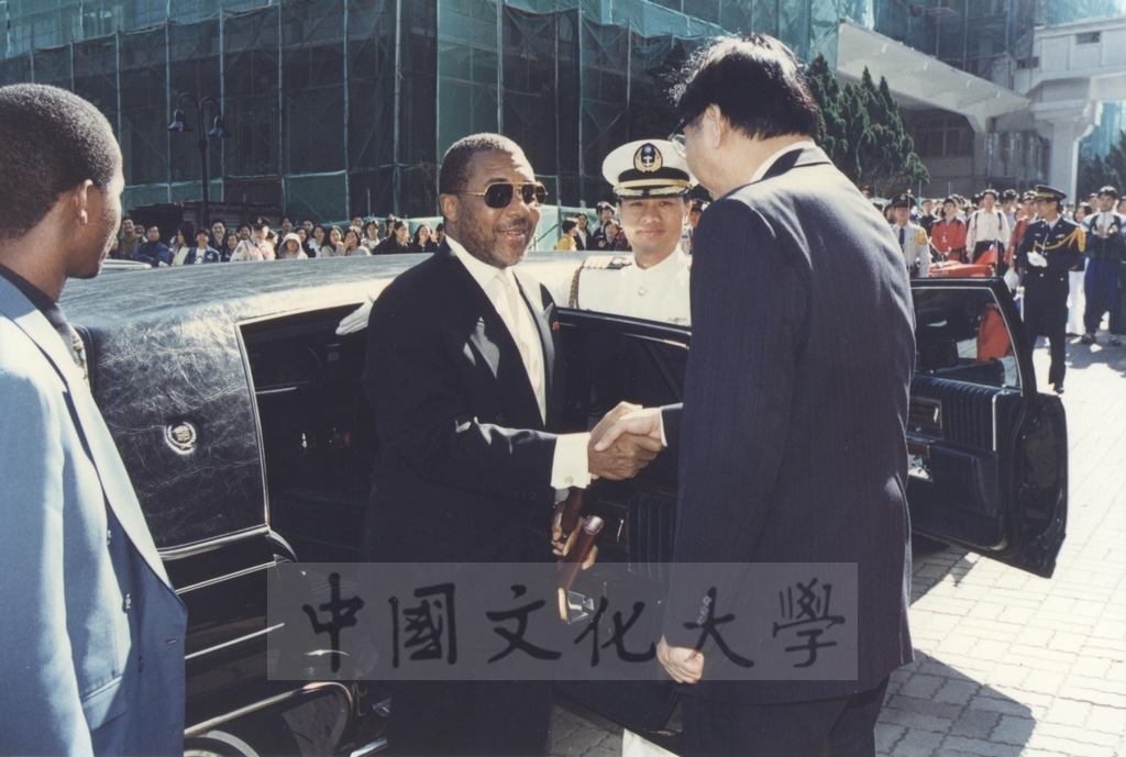 1997年11月10日賴比瑞亞共和國總統泰勒將軍獲頒本校名譽哲學博士學位頒贈典禮的圖檔，第7張，共30張