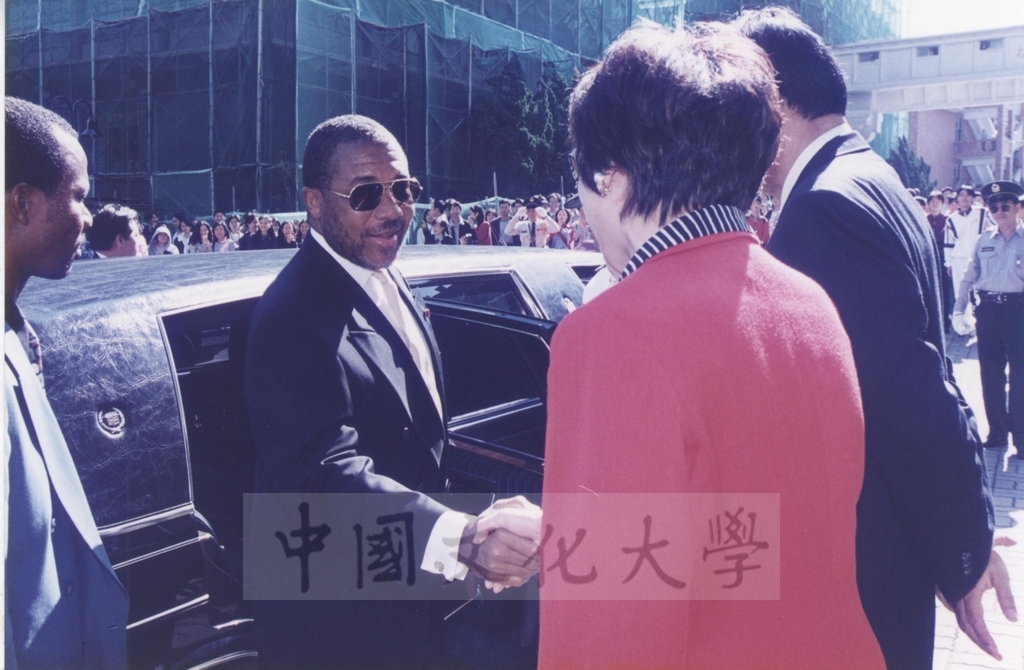 1997年11月10日賴比瑞亞共和國總統泰勒將軍獲頒本校名譽哲學博士學位頒贈典禮的圖檔，第8張，共30張