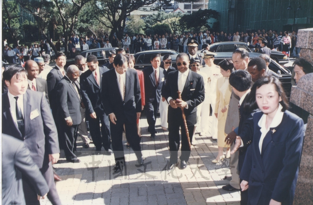 1997年11月10日賴比瑞亞共和國總統泰勒將軍獲頒本校名譽哲學博士學位頒贈典禮的圖檔，第11張，共30張