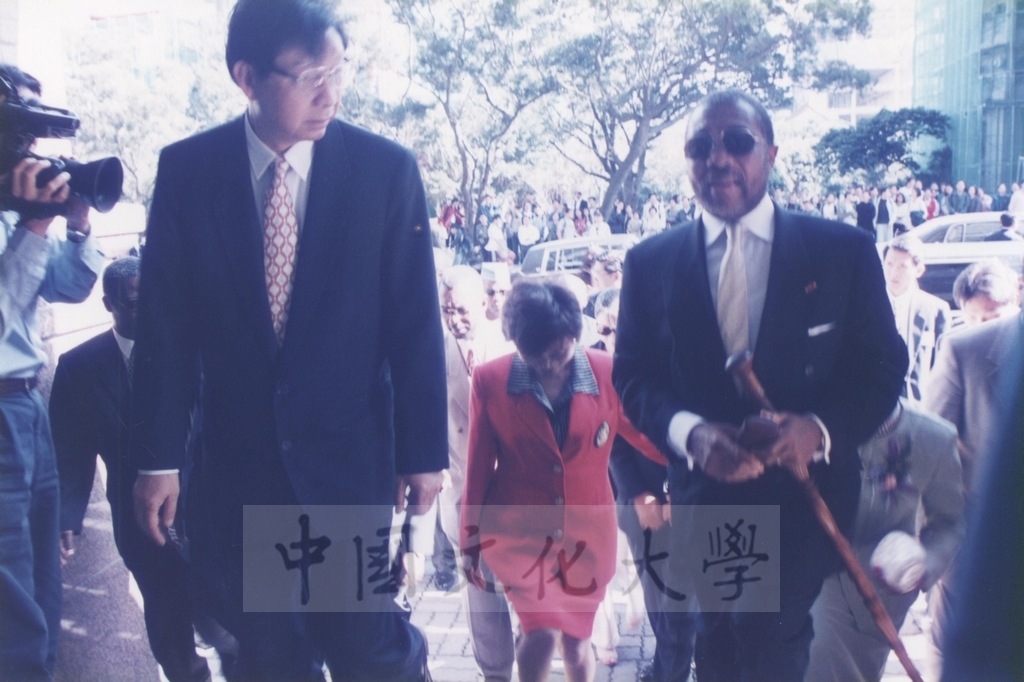 1997年11月10日賴比瑞亞共和國總統泰勒將軍獲頒本校名譽哲學博士學位頒贈典禮的圖檔，第12張，共30張