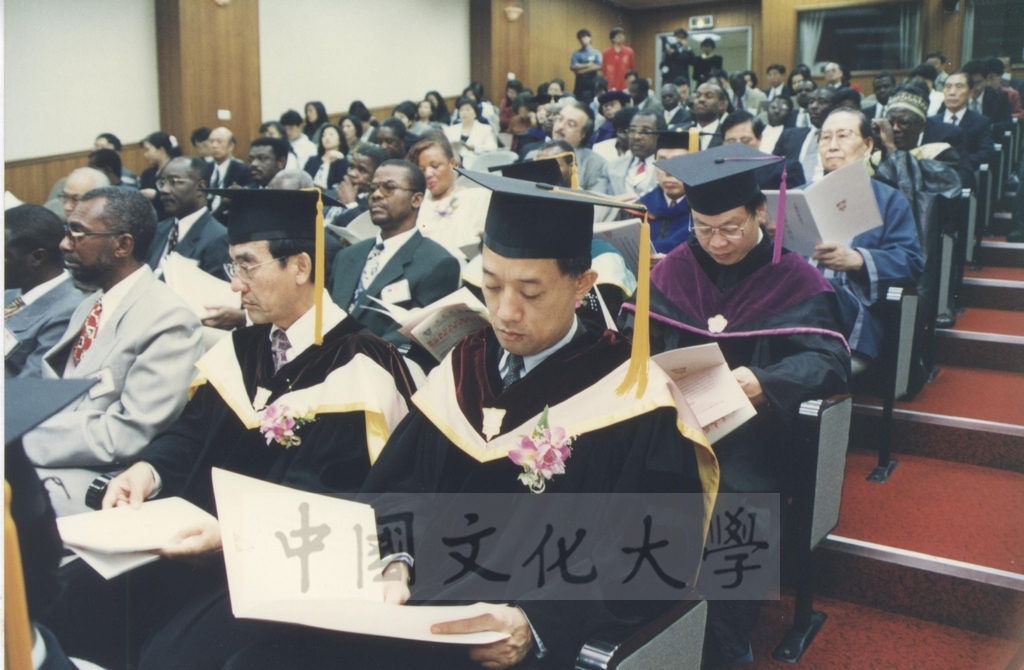 1997年11月10日賴比瑞亞共和國總統泰勒將軍獲頒本校名譽哲學博士學位頒贈典禮的圖檔，第25張，共30張