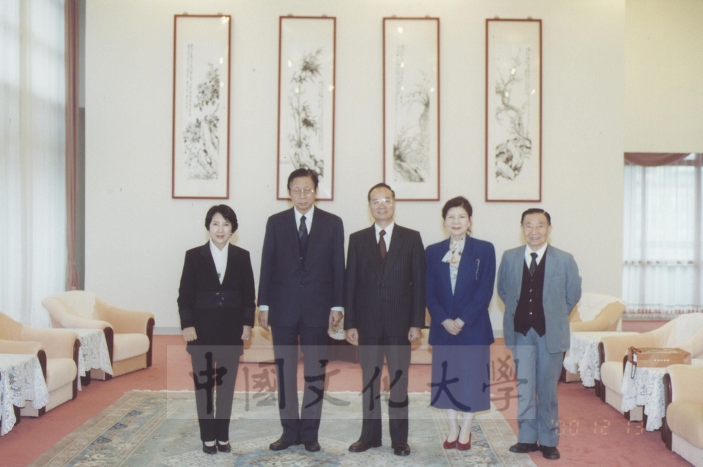 2000年12月13日台大校長陳維昭蒞校參訪，由董事長張鏡湖、校長林彩梅、主任秘書彭振剛、外語學院院長楊萬運等親自接待，並陪同參觀校園設備的圖檔，第1張，共2張