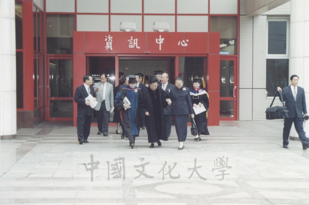 2000年12月28日一貫道世界總會副理事長暨崇德文化教育基金會董事長陳鴻珍女史獲頒本校名譽文學博士學位頒贈典禮的圖檔，第2張，共23張