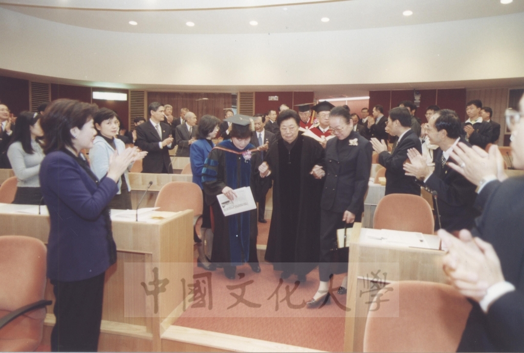 2000年12月28日一貫道世界總會副理事長暨崇德文化教育基金會董事長陳鴻珍女史獲頒本校名譽文學博士學位頒贈典禮的圖檔，第3張，共23張