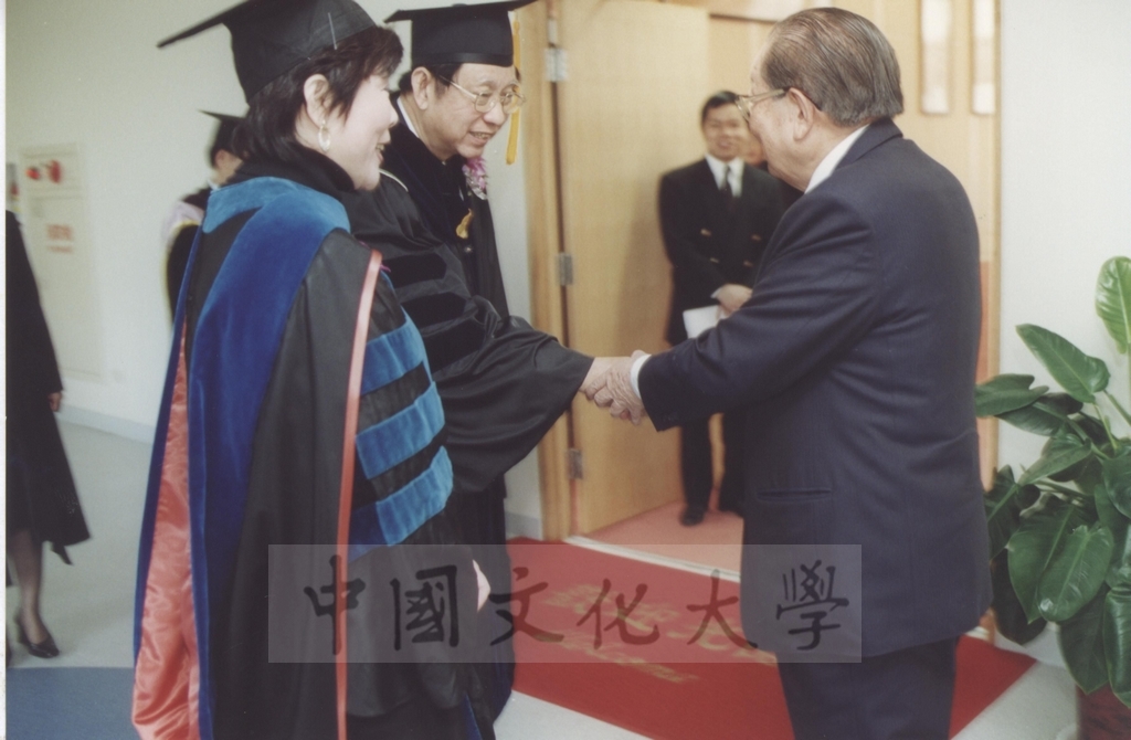 2000年12月28日一貫道世界總會副理事長暨崇德文化教育基金會董事長陳鴻珍女史獲頒本校名譽文學博士學位頒贈典禮的圖檔，第5張，共23張