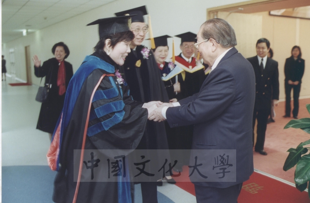 2000年12月28日一貫道世界總會副理事長暨崇德文化教育基金會董事長陳鴻珍女史獲頒本校名譽文學博士學位頒贈典禮的圖檔，第6張，共23張