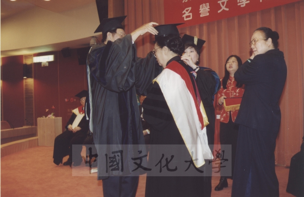 2000年12月28日一貫道世界總會副理事長暨崇德文化教育基金會董事長陳鴻珍女史獲頒本校名譽文學博士學位頒贈典禮的圖檔，第10張，共23張