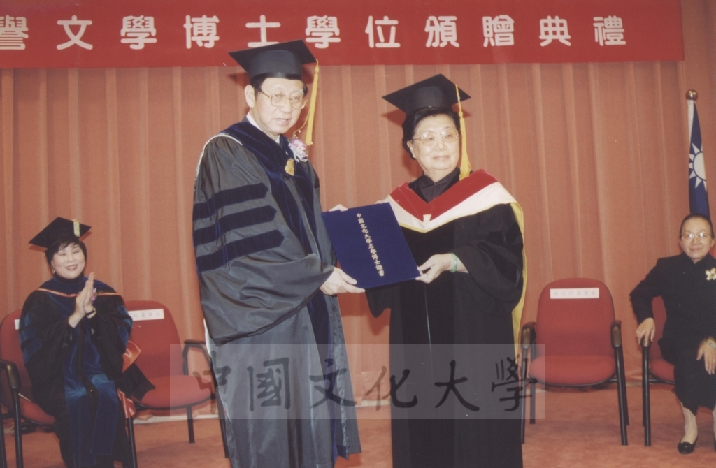 2000年12月28日一貫道世界總會副理事長暨崇德文化教育基金會董事長陳鴻珍女史獲頒本校名譽文學博士學位頒贈典禮的圖檔，第12張，共23張