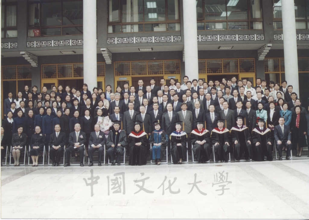 2000年12月28日一貫道世界總會副理事長暨崇德文化教育基金會董事長陳鴻珍女史獲頒本校名譽文學博士學位頒贈典禮的圖檔，第22張，共23張