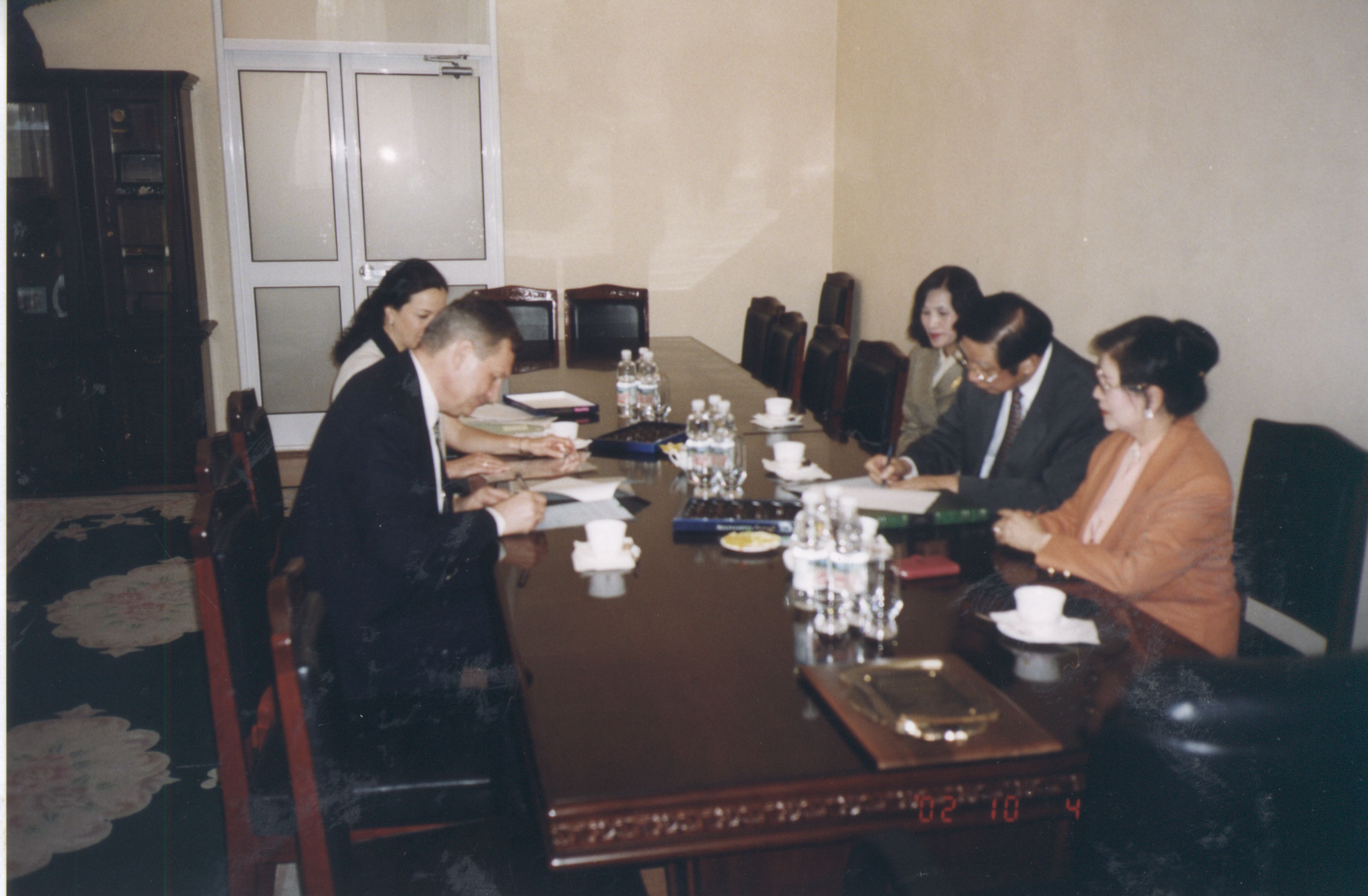 2002年9月30日-10月5日董事長張鏡湖率林彩梅校長等人出訪海參威出席遠東大學「東北亞大學董事長校長會議」籌備會及續簽姐妹校合約的圖檔，第11張，共19張