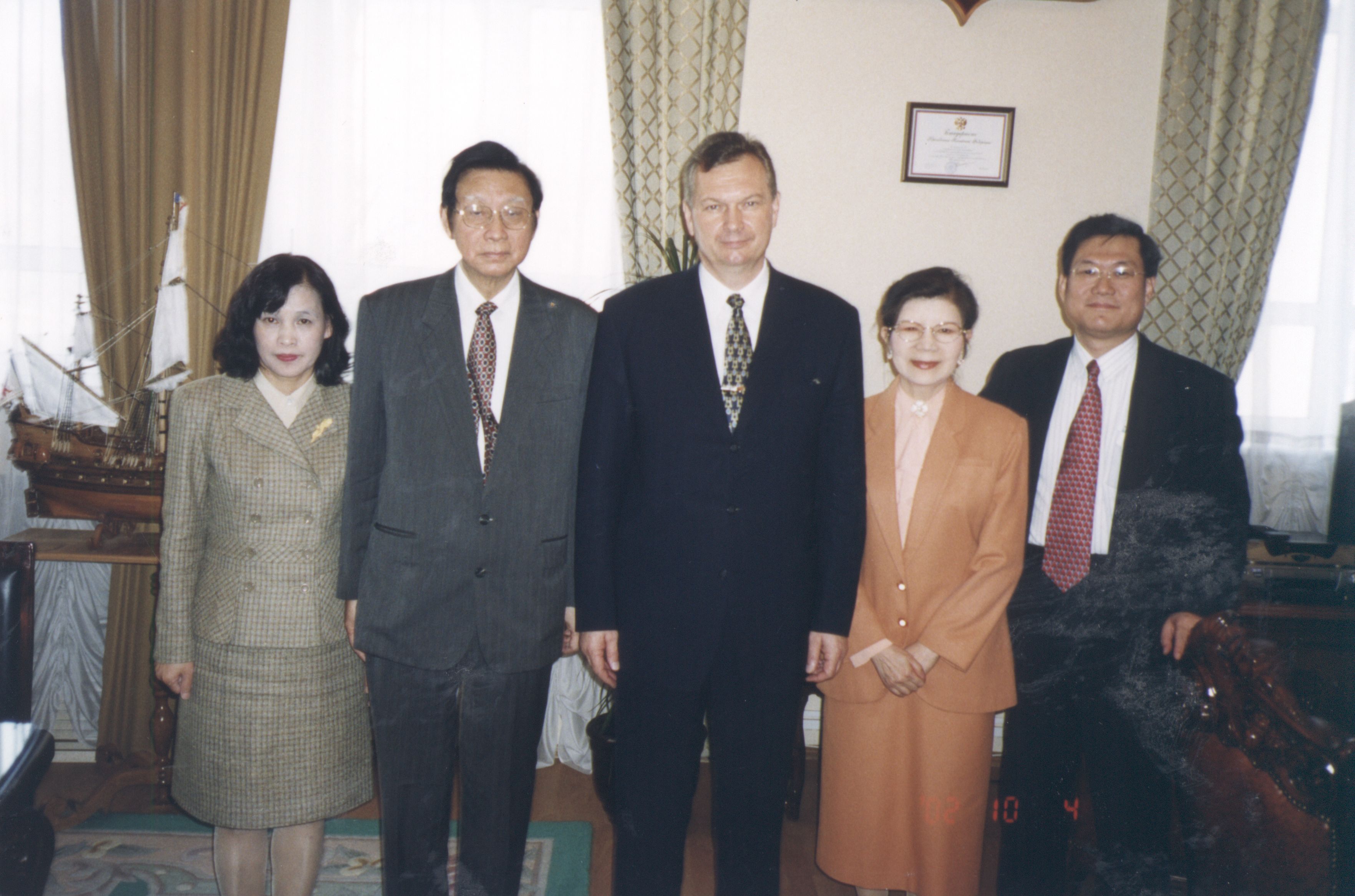 2002年9月30日-10月5日董事長張鏡湖率林彩梅校長等人出訪海參威出席遠東大學「東北亞大學董事長校長會議」籌備會及續簽姐妹校合約的圖檔，第13張，共19張