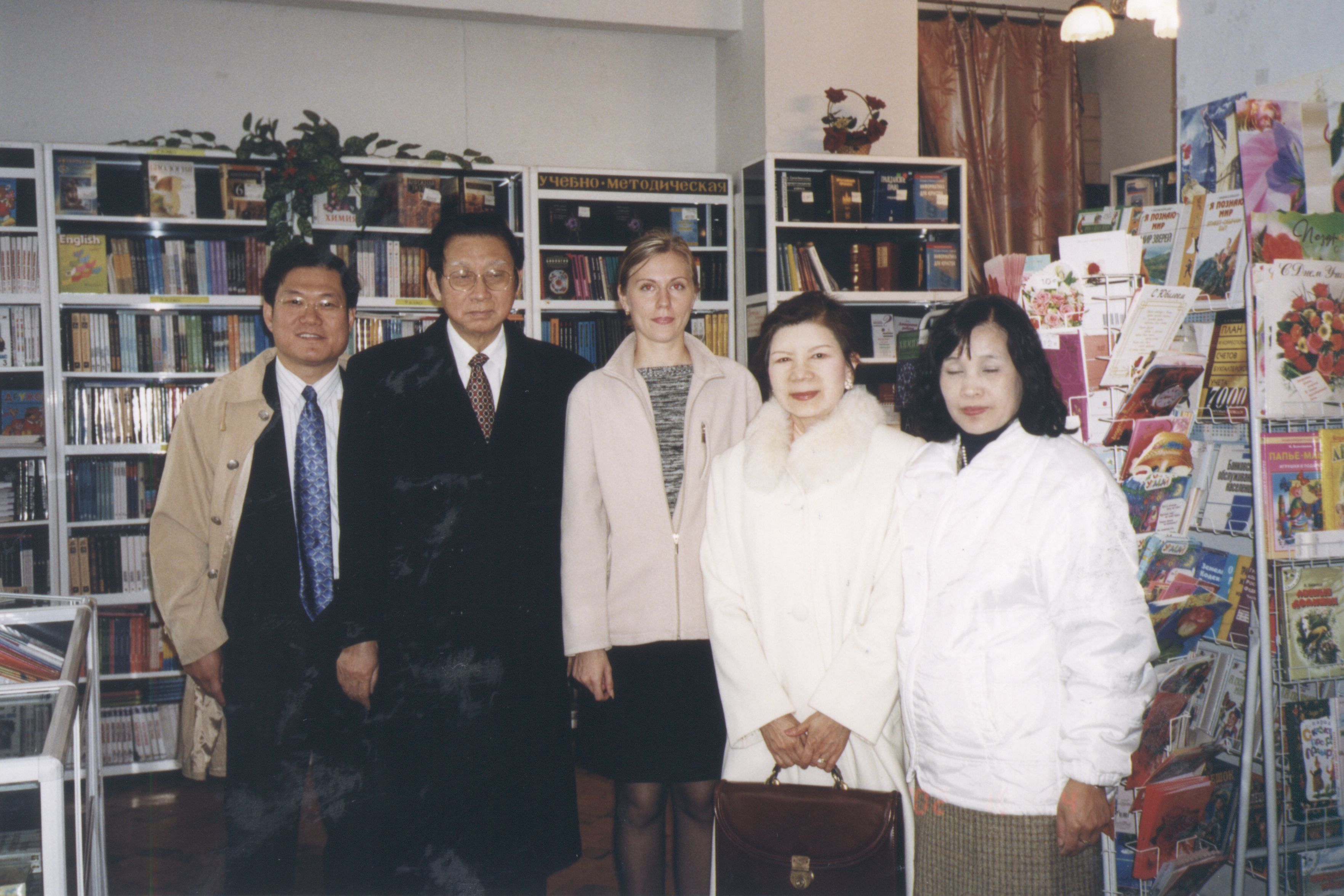 2002年9月30日-10月5日董事長張鏡湖率林彩梅校長等人出訪海參威出席遠東大學「東北亞大學董事長校長會議」籌備會及續簽姐妹校合約的圖檔，第14張，共19張