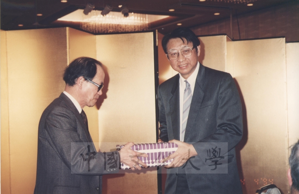 1994年4月4日天理華岡會設宴款待董事長張鏡湖、校長林彩梅等教授訪問團成員的圖檔，第3張，共4張