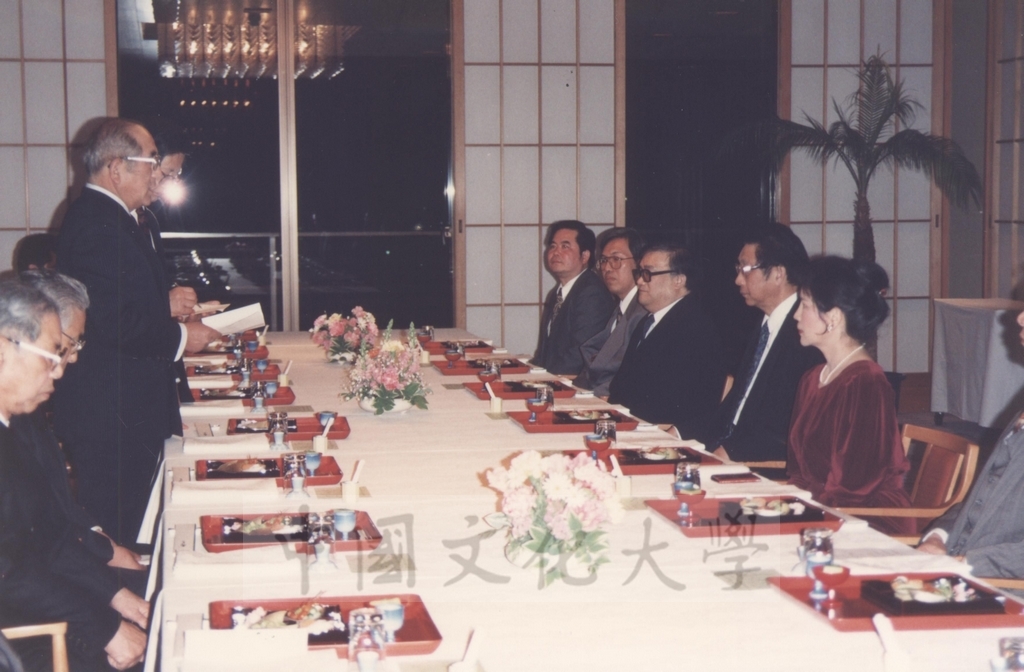 1994年4月5日董事長張鏡湖、校長林彩梅等教授訪問團成員接受天理教團第三代真柱中山善衛先生賜宴款待的圖檔，第4張，共7張