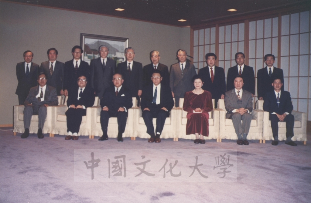 1994年4月5日董事長張鏡湖、校長林彩梅等教授訪問團成員接受天理教團第三代真柱中山善衛先生賜宴款待的圖檔，第7張，共7張