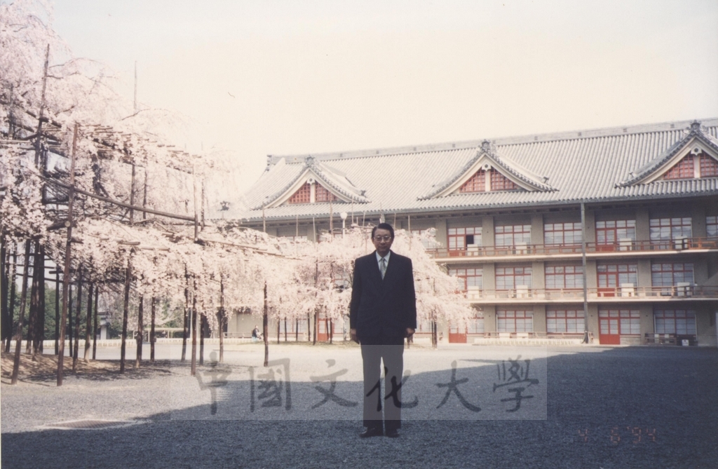 1994年4月6日董事長張鏡湖、校長林彩梅等教授訪問團成員參觀天理博物館的圖檔，第2張，共2張