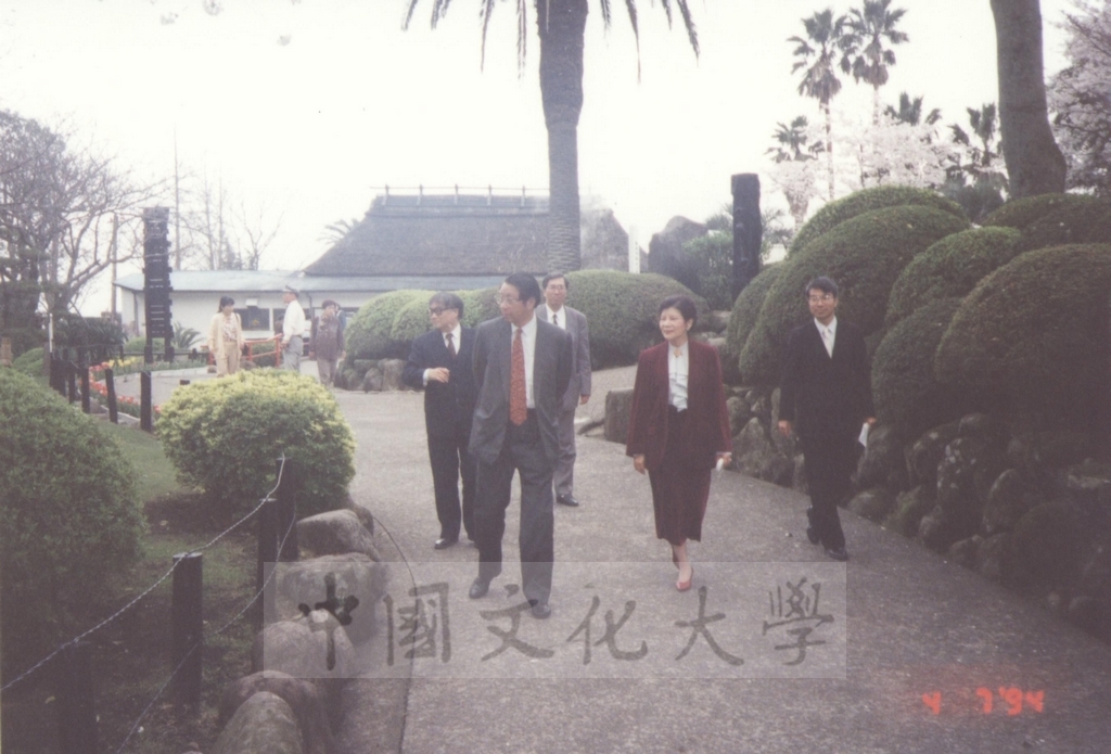 1994年4月7日董事長張鏡湖、校長林彩梅等教授訪問團成員赴日本別府市觀光景點海地獄參觀的圖檔，第10張，共10張