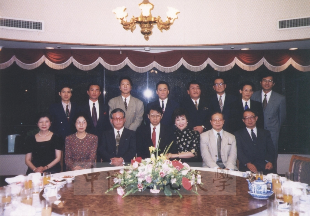 1994年10月9日日本拓殖大學理事長藤渡辰信率團蒞校訪問，董事長張鏡湖、校長林彩梅設宴款待的圖檔，第4張，共4張