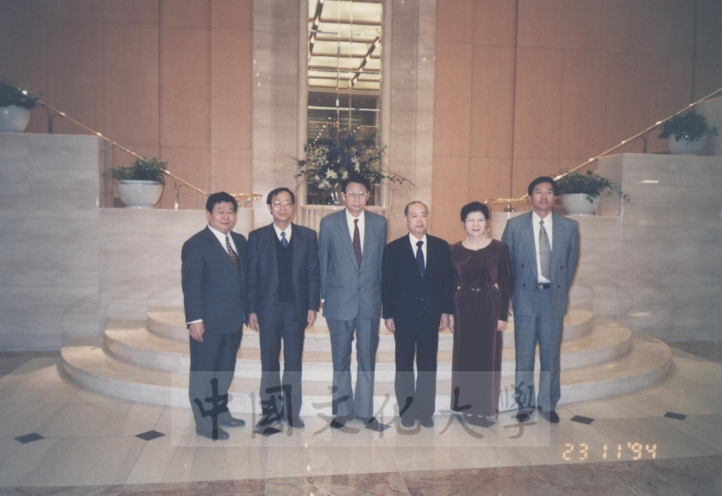 1994年11月23日董事長張鏡湖率同校長林彩梅、日文系主任徐興慶、校友會高雄分會會長賴本源一行拜訪日本創價大學理事長岡安博司、校長小室金之助的圖檔，第1張，共3張