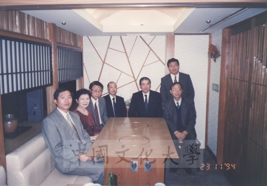 1994年11月23日董事長張鏡湖率同校長林彩梅、日文系主任徐興慶、校友會高雄分會會長賴本源一行拜訪日本創價大學理事長岡安博司、校長小室金之助的圖檔，第2張，共3張