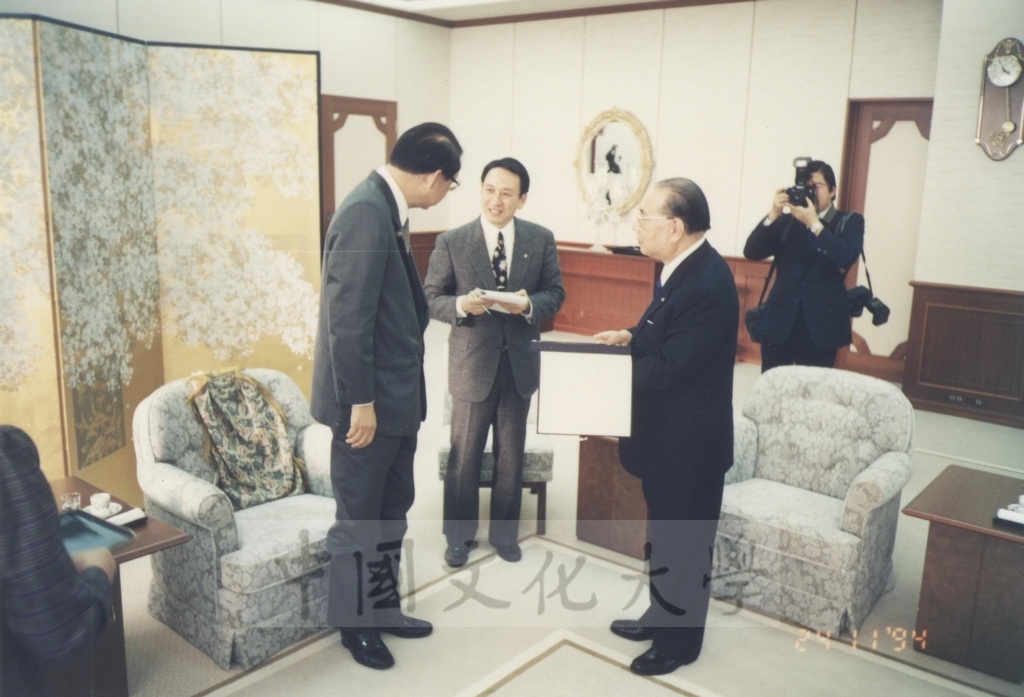 1994年11月24日董事長張鏡湖率同校長林彩梅、日文系主任徐興慶、校友會高雄分會會長賴本源一行拜訪創價大學創辦人、國際創價學會會長池田大作伉儷的圖檔，第2張，共2張