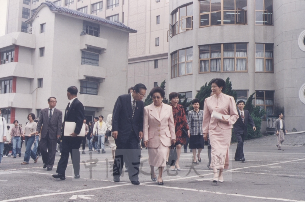 1995年4月27日菲律賓總統羅慕斯夫人亞媚麗特.馬丁妮斯女士(Amelita Marttinez Ramos)獲頒本校名譽理學博士學位頒贈典禮的圖檔，第5張，共50張