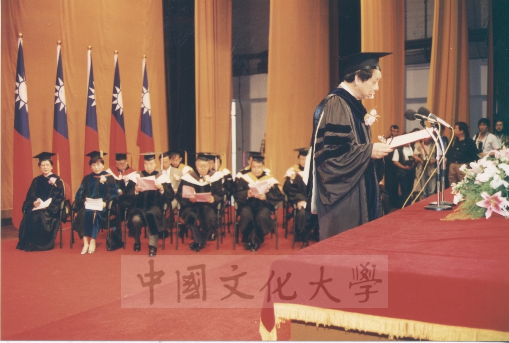 1995年4月27日菲律賓總統羅慕斯夫人亞媚麗特.馬丁妮斯女士(Amelita Marttinez Ramos)獲頒本校名譽理學博士學位頒贈典禮的圖檔，第19張，共50張