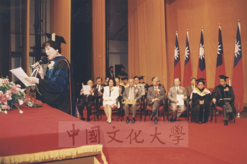 1995年4月27日菲律賓總統羅慕斯夫人亞媚麗特.馬丁妮斯女士(Amelita Marttinez Ramos)獲頒本校名譽理學博士學位頒贈典禮的圖檔，第21張，共50張