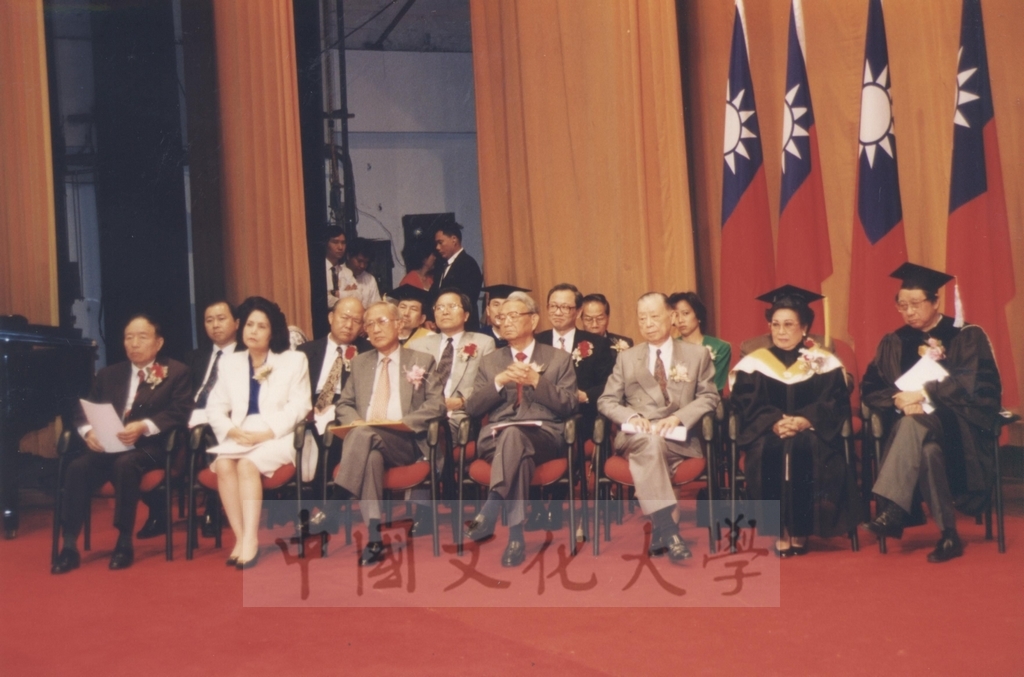 1995年4月27日菲律賓總統羅慕斯夫人亞媚麗特.馬丁妮斯女士(Amelita Marttinez Ramos)獲頒本校名譽理學博士學位頒贈典禮的圖檔，第33張，共50張