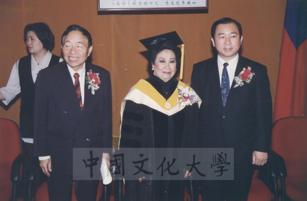1995年4月27日菲律賓總統羅慕斯夫人亞媚麗特.馬丁妮斯女士(Amelita Marttinez Ramos)獲頒本校名譽理學博士學位頒贈典禮的圖檔，第37張，共50張