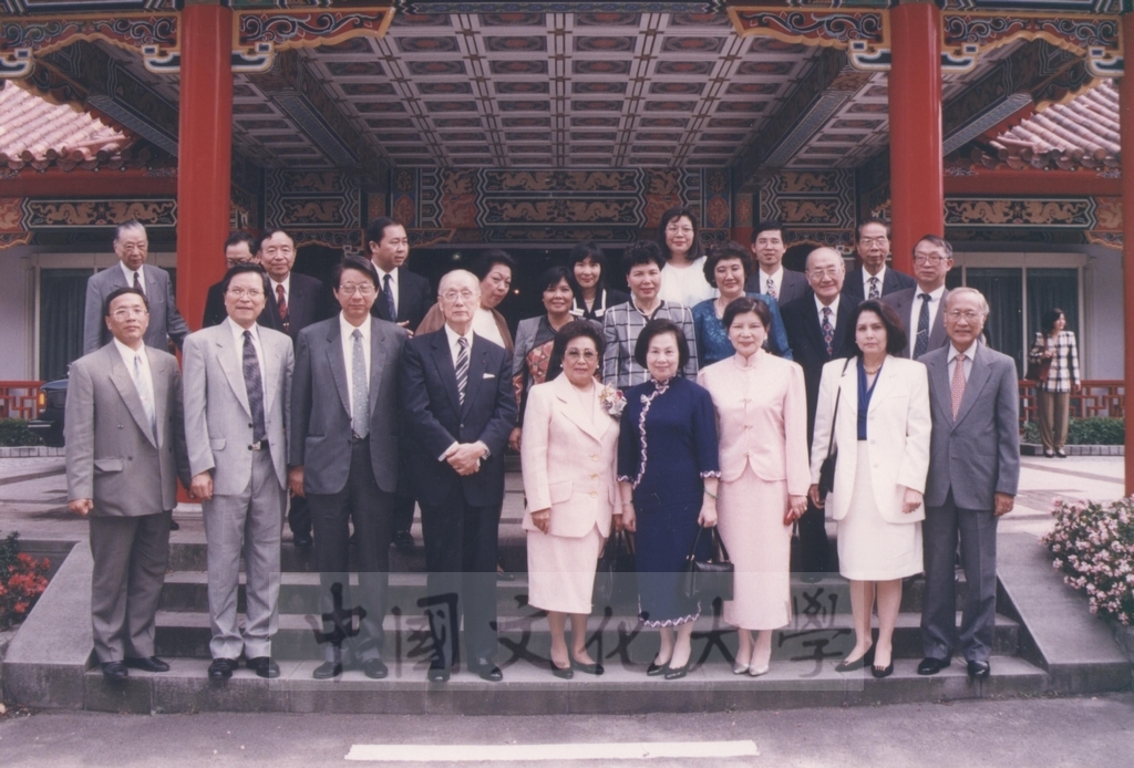 1995年4月27日本校於圓山飯店設宴款待菲律賓總統羅慕斯夫人亞媚麗特.馬丁妮斯女士(Amelita Marttinez Ramos)的圖檔，第1張，共6張