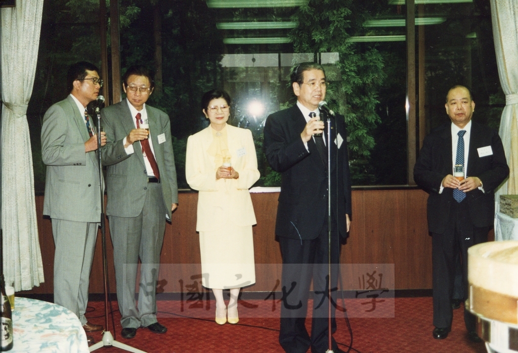 1995年7月8日日本創價大學舉辦酒會歡迎董事長張鏡湖、校長林彩梅等訪問團 ，張董事長在會場上致贈書畫予創大的圖檔，第2張，共17張
