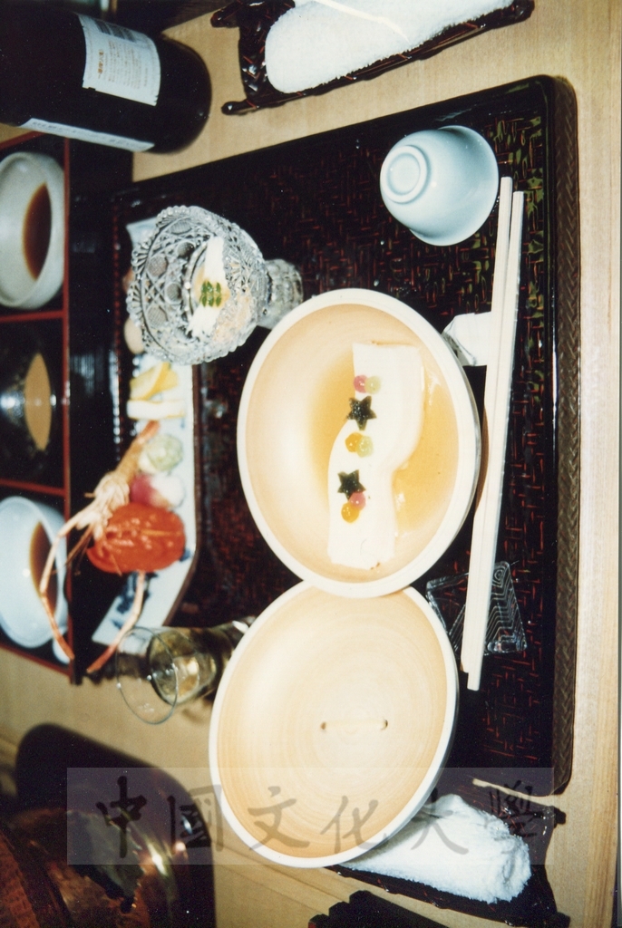 1995年7月8日日本創價大學舉辦酒會歡迎董事長張鏡湖、校長林彩梅等訪問團 ，張董事長在會場上致贈書畫予創大的圖檔，第17張，共17張