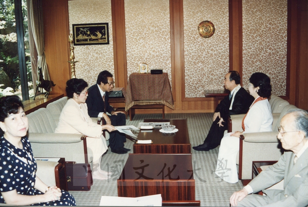 1995年7月10日董事長張鏡湖率同校長林彩梅等一行赴橫濱孝道山參訪孝道總會並拜訪統理岡野正貫伉儷的圖檔，第3張，共8張