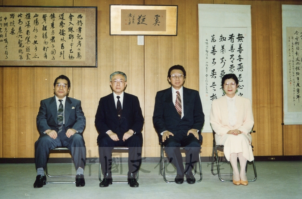 1995年7月10日董事長張鏡湖率同校長林彩梅等一行參訪二松學舍大學並拜會理事長佐佐木及校長雨海博洋的圖檔，第1張，共11張