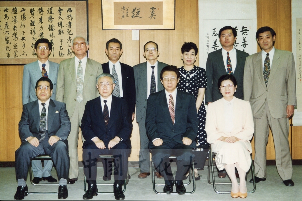 1995年7月10日董事長張鏡湖率同校長林彩梅等一行參訪二松學舍大學並拜會理事長佐佐木及校長雨海博洋的圖檔，第2張，共11張