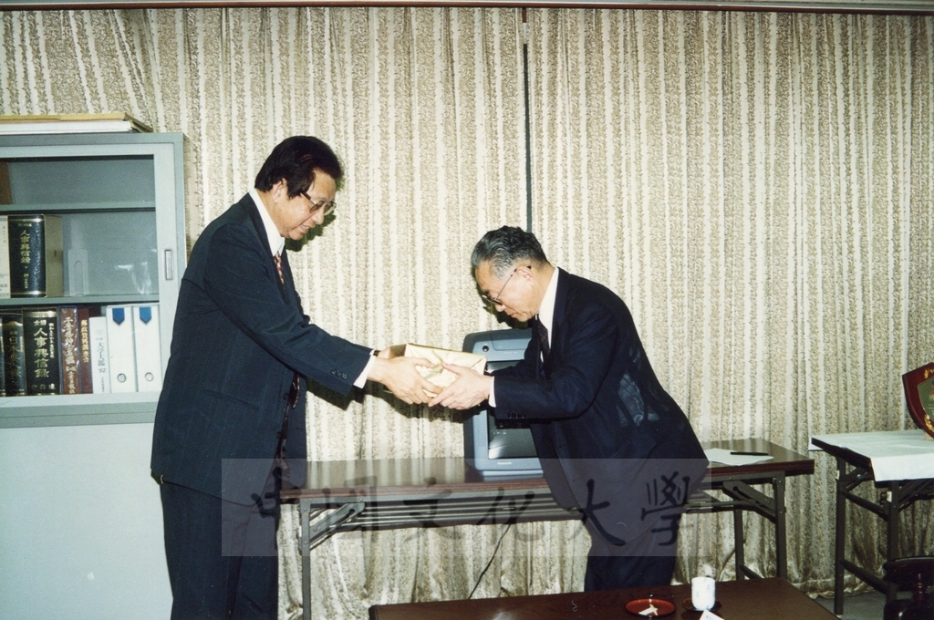1995年7月10日董事長張鏡湖率同校長林彩梅等一行參訪二松學舍大學並拜會理事長佐佐木及校長雨海博洋的圖檔，第3張，共11張