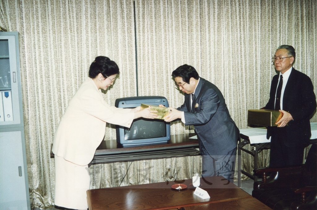 1995年7月10日董事長張鏡湖率同校長林彩梅等一行參訪二松學舍大學並拜會理事長佐佐木及校長雨海博洋的圖檔，第4張，共11張