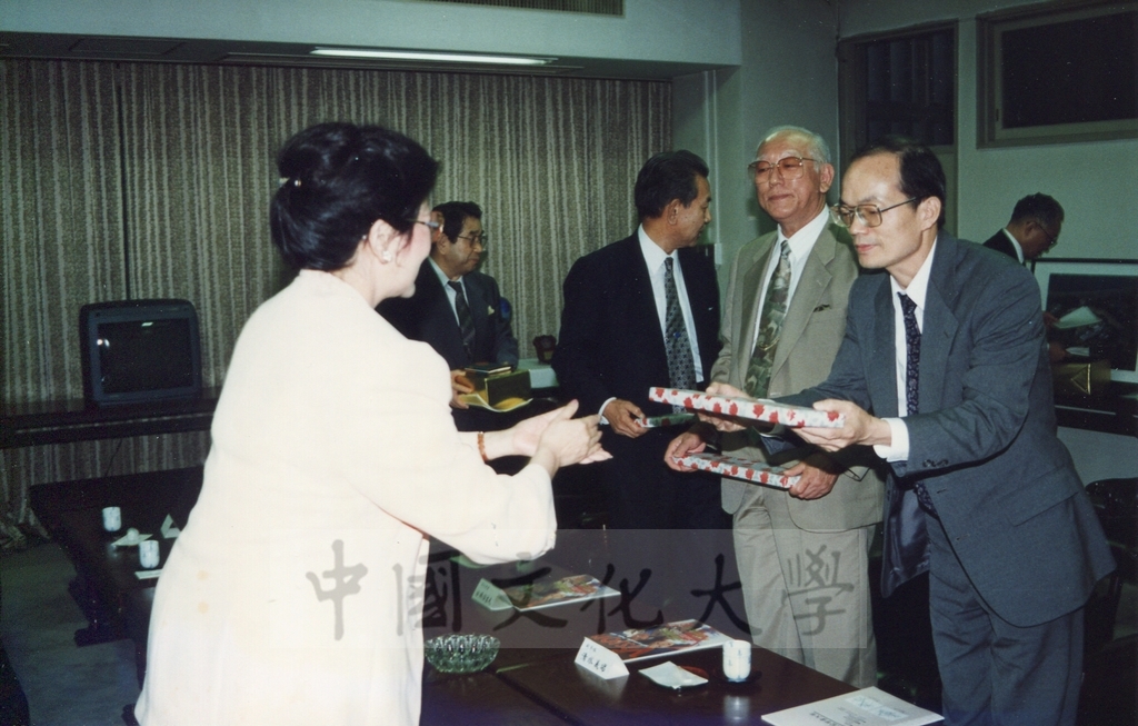 1995年7月10日董事長張鏡湖率同校長林彩梅等一行參訪二松學舍大學並拜會理事長佐佐木及校長雨海博洋的圖檔，第5張，共11張