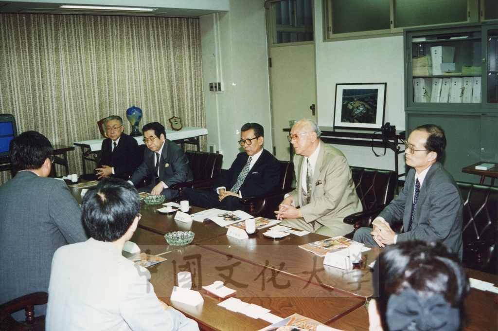 1995年7月10日董事長張鏡湖率同校長林彩梅等一行參訪二松學舍大學並拜會理事長佐佐木及校長雨海博洋的圖檔，第7張，共11張