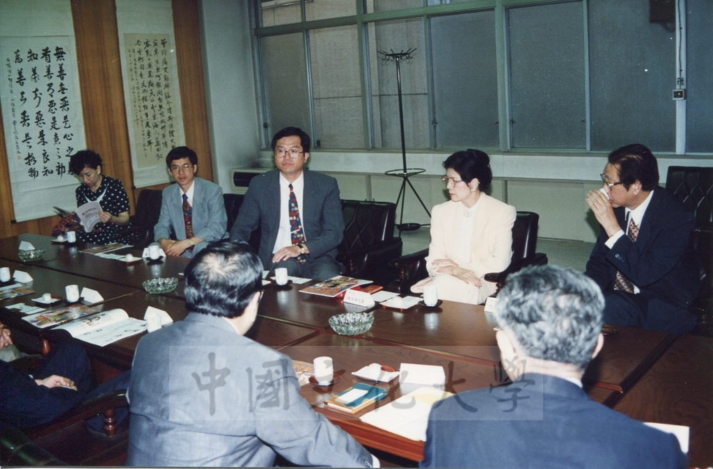 1995年7月10日董事長張鏡湖率同校長林彩梅等一行參訪二松學舍大學並拜會理事長佐佐木及校長雨海博洋的圖檔，第8張，共11張