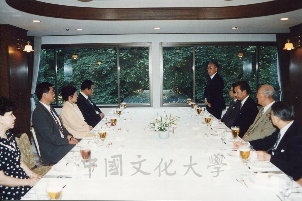 1995年7月10日董事長張鏡湖率同校長林彩梅等一行參訪二松學舍大學並拜會理事長佐佐木及校長雨海博洋的圖檔，第9張，共11張